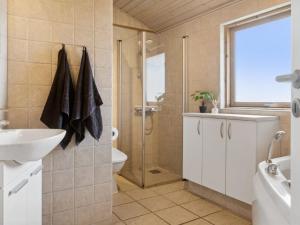 y baño con ducha, lavabo y aseo. en Holiday Home Dagna - 400m from the sea in Lolland- Falster and Mon by Interhome en Rødby