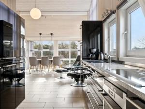een keuken met een tafel en een eetkamer bij Holiday Home Beske - 130m from the sea in SE Jutland by Interhome in Odder