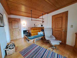 een woonkamer met een stoel en een bureau bij Apartment Bergpanorama by Interhome in Oberau
