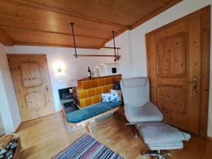 een kamer met 2 stoelen en een tafel en een deur bij Apartment Bergpanorama by Interhome in Oberau