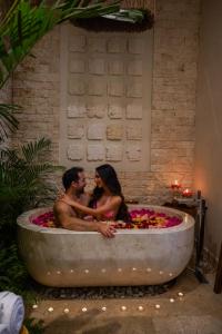 un homme et une femme assis dans une baignoire dans l'établissement Olbil Hotel Boutique, à Valladolid
