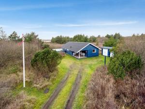 niebieski dom pośrodku pola w obiekcie Holiday Home Elpida - 2km from the sea in Western Jutland by Interhome w mieście Lakolk