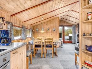 cocina y comedor con mesa y sillas en Holiday Home Elpida - 2km from the sea in Western Jutland by Interhome, en Lakolk