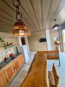 eine Küche mit einem Holztisch im Zimmer in der Unterkunft Luar do Maramar Chalés in Luis Correia