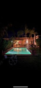 una gran piscina por la noche con en Villa de standing dans résidence, en Taroudant