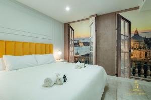 Un dormitorio con una gran cama blanca y una ventana en Luxe Apartment Madrid 7 paradas de Metro de Sol, en Madrid