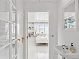ブロックフスにあるHoliday Home Jeppe - 200m from the sea in NW Jutland by Interhomeの白いバスルーム(シンク付)、ベッドルーム1室