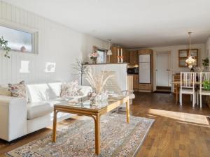 uma sala de estar com um sofá branco e uma mesa em Holiday Home Oona - 1-8km from the sea in Sealand by Interhome em Vig