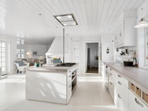 ブロックフスにあるHoliday Home Jeppe - 200m from the sea in NW Jutland by Interhomeのキッチン(白いキャビネット、コンロ付)