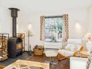 uma sala de estar com um fogão a lenha em Holiday Home Oona - 1-8km from the sea in Sealand by Interhome em Vig