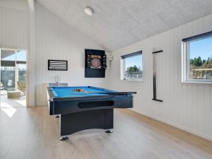 una mesa de billar en una habitación con paredes blancas en Holiday Home Jasna - 470m from the sea in Funen by Interhome en Otterup