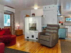 Et opholdsområde på Holiday Home Mokko-mökki by Interhome