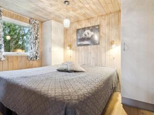 um quarto com uma cama e uma janela em Holiday Home Alruna - all inclusive - 350m from the sea by Interhome em Brøndstrup