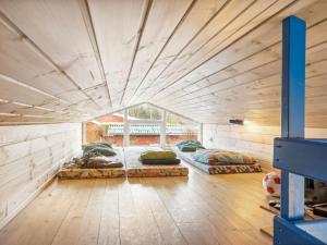 um quarto grande com duas camas no meio em Holiday Home Alruna - all inclusive - 350m from the sea by Interhome em Brøndstrup