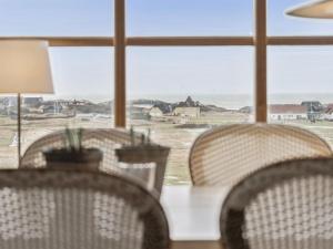 tavolo e sedie con vista sull'oceano di Holiday Home Damiana - 600m from the sea in NW Jutland by Interhome a Blokhus