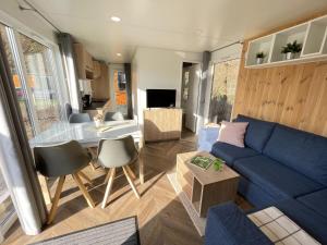 Μια τηλεόραση ή/και κέντρο ψυχαγωγίας στο Holiday Home Tiny Haus Sunside Gardenlounge by Interhome