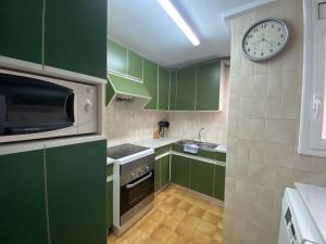 Dapur atau dapur kecil di Apartment Sant Marc by Interhome +14 gambar