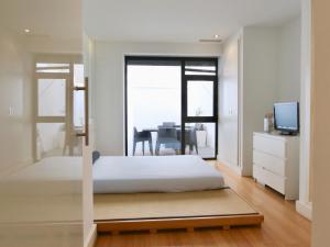 1 dormitorio con 1 cama y 1 mesa con TV en Apartment Loft Villalonga by Interhome en Valencia