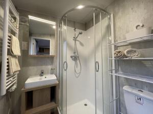 bagno con doccia e lavandino di Holiday Home Sonnenschein by Interhome a Wemding