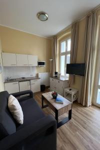 een woonkamer met een bank en een tafel bij Apartment Zinnowitzer Hof by Interhome in Zinnowitz