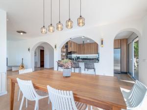 - une salle à manger et une cuisine avec une table et des chaises en bois dans l'établissement Holiday Home Belle vue by Interhome, à Palau-Saverdera