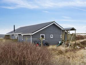 uma casa ao lado de uma praia em Holiday Home Ani - 600m from the sea in NW Jutland by Interhome em Torsted