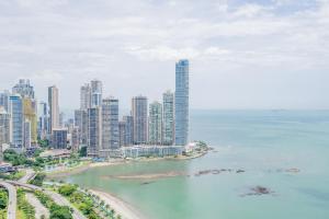 een luchtzicht op een stad en de oceaan bij Yoo by Wynwood House in Panama-Stad