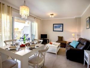 uma sala de estar com uma mesa branca e cadeiras em Apartment Les Portelles by Interhome em Denia