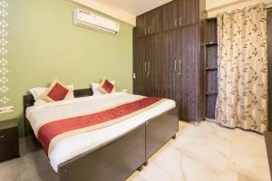 Cama ou camas em um quarto em OYO Flagship 18278 Kanchan Stays Near Palam Metro Station