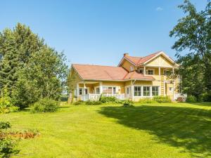 ein großes gelbes Haus mit rotem Dach in der Unterkunft Holiday Home Grand villa kemijoki by Interhome in Kupari