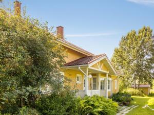 ein gelbes Haus mit einer weißen Veranda in der Unterkunft Holiday Home Grand villa kemijoki by Interhome in Kupari + 16 Fotos