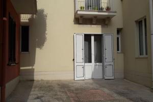 una puerta abierta a un edificio con balcón en Casa vacanza Al Cortiletto, en Sortino