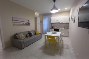 ein Wohnzimmer mit Sofa und Tisch in der Unterkunft Casa vacanza Al Cortiletto in Sortino