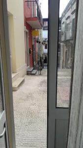 una vista de una calle vacía desde una puerta en Casa vacanza Al Cortiletto, en Sortino