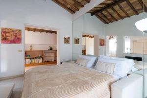 Kuchyň nebo kuchyňský kout v ubytování [15 min from Piazza Venezia] Skyline Sanctuary in Trastevere