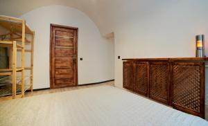 um quarto vazio com um armário e uma porta de madeira em Town Hall Apart em Vilnius