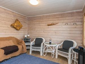 1 dormitorio con 1 cama, 2 sillas y mesa en Holiday Home Villa kuorinka by Interhome 