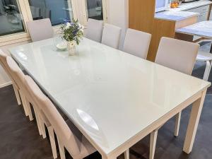 un tavolo da pranzo bianco con sedie in cucina di Holiday Home Villa jokiranta by Interhome a Eurajoki