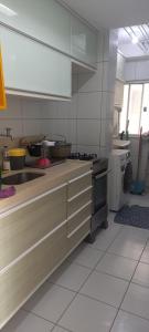 A kitchen or kitchenette at Apto 8 min da praia ,3 quartos, 2 com ar