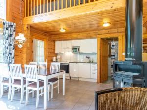Kuchyň nebo kuchyňský kout v ubytování Holiday Home Kataja 6 by Interhome