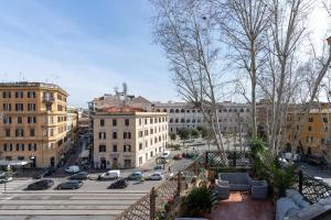 Nespecifikovaný výhled na destinaci Řím nebo výhled na město při pohledu z apartmánu