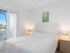 Ein Bett oder Betten in einem Zimmer der Unterkunft Apartment Manga Beach II by Interhome