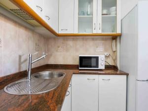 Küche/Küchenzeile in der Unterkunft Apartment Manga Beach II by Interhome