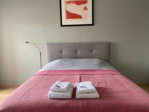 een slaapkamer met een bed met twee handdoeken erop bij Mickey House 6 pers 10 Min Disney & 30Min Paris in Bussy-Saint-Georges