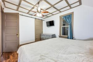 1 dormitorio con 1 cama y ventilador de techo en Clear Lake Vacation Rental Walk to City Beach! en Clear Lake