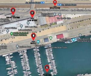 un mapa de un puerto deportivo con marcadores rojos en Cozy Lisbon Marina Sleepaboard - Sail Away, en Lisboa