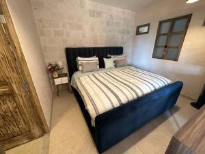 1 cama con asiento azul en una habitación en Loft Figata en Val'Quirico en Santeagueda