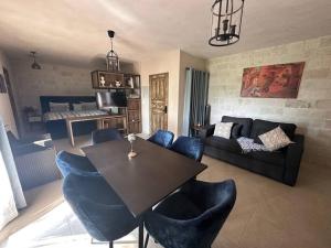 sala de estar con mesa, sillas y sofá en Loft Figata en Val'Quirico en Santeagueda