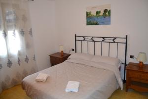 a bedroom with a bed with two towels on it at Casa Cal Tòfol in Font-Rubí