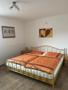 a bedroom with a bed in a room at Ferienwohnung Niedermoosen in Riedering